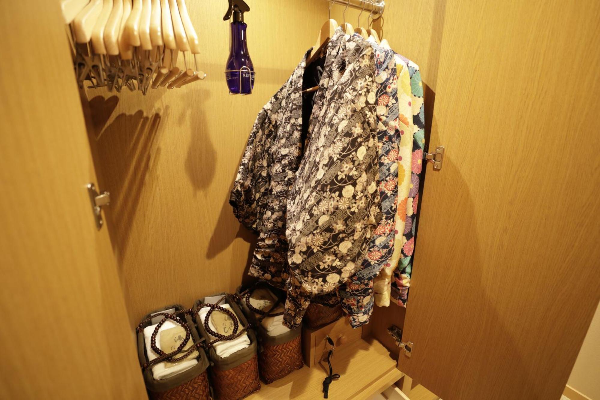 Hotel Onyado Yuinosho Širakawa Exteriér fotografie A yukata hanging in a closet