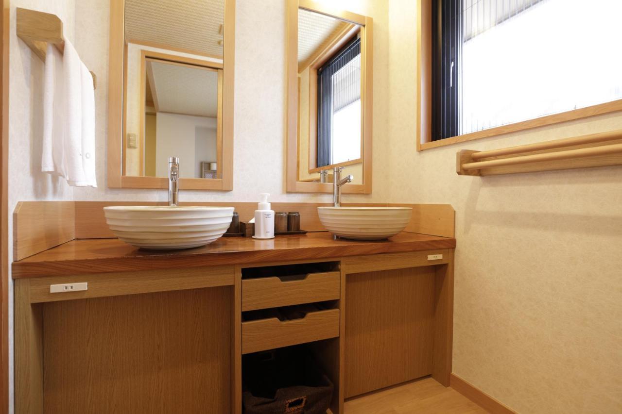 Hotel Onyado Yuinosho Širakawa Exteriér fotografie A washlet in a Japanese home